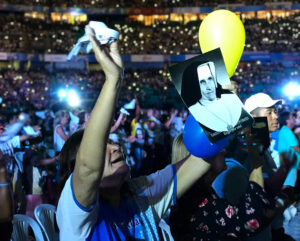 Mulher ergue foto de Santa Dulce dos Pobres