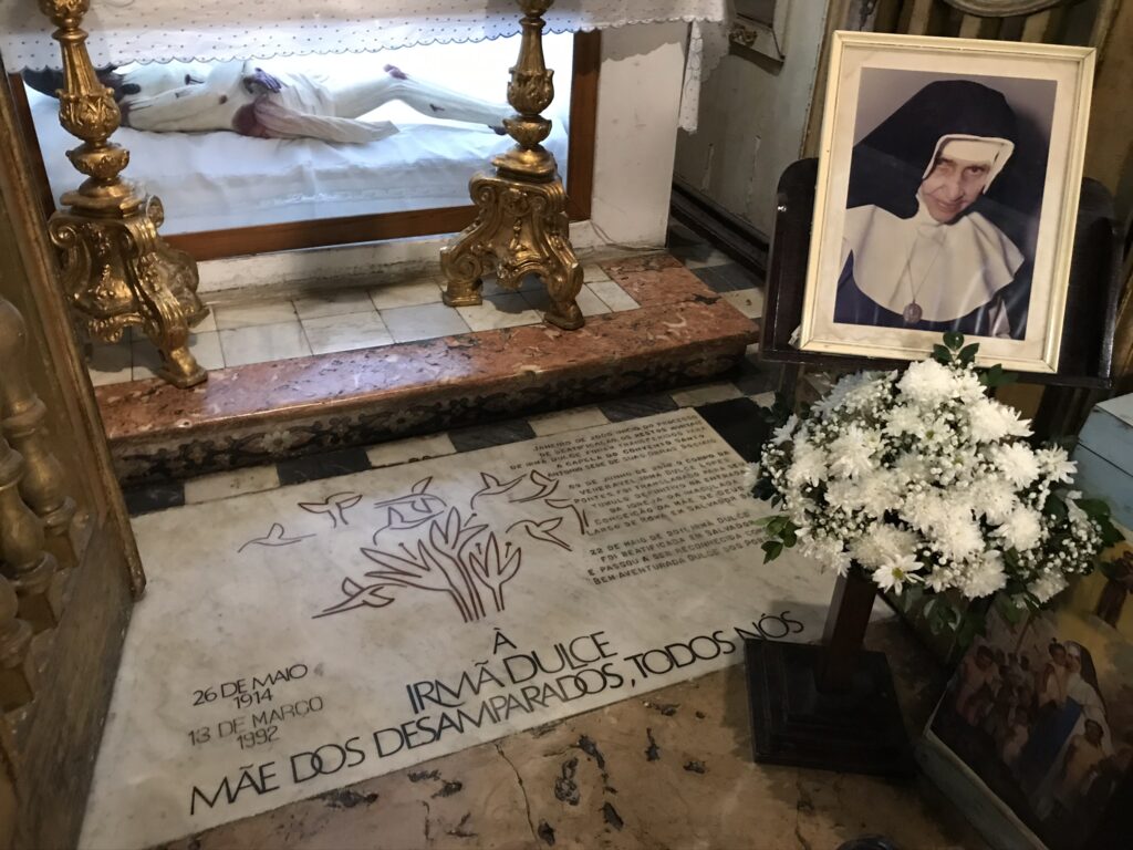 Túmulo de Santa Dulce dos Pobres na Basílica de Nossa Senhora da Conceição da Praia